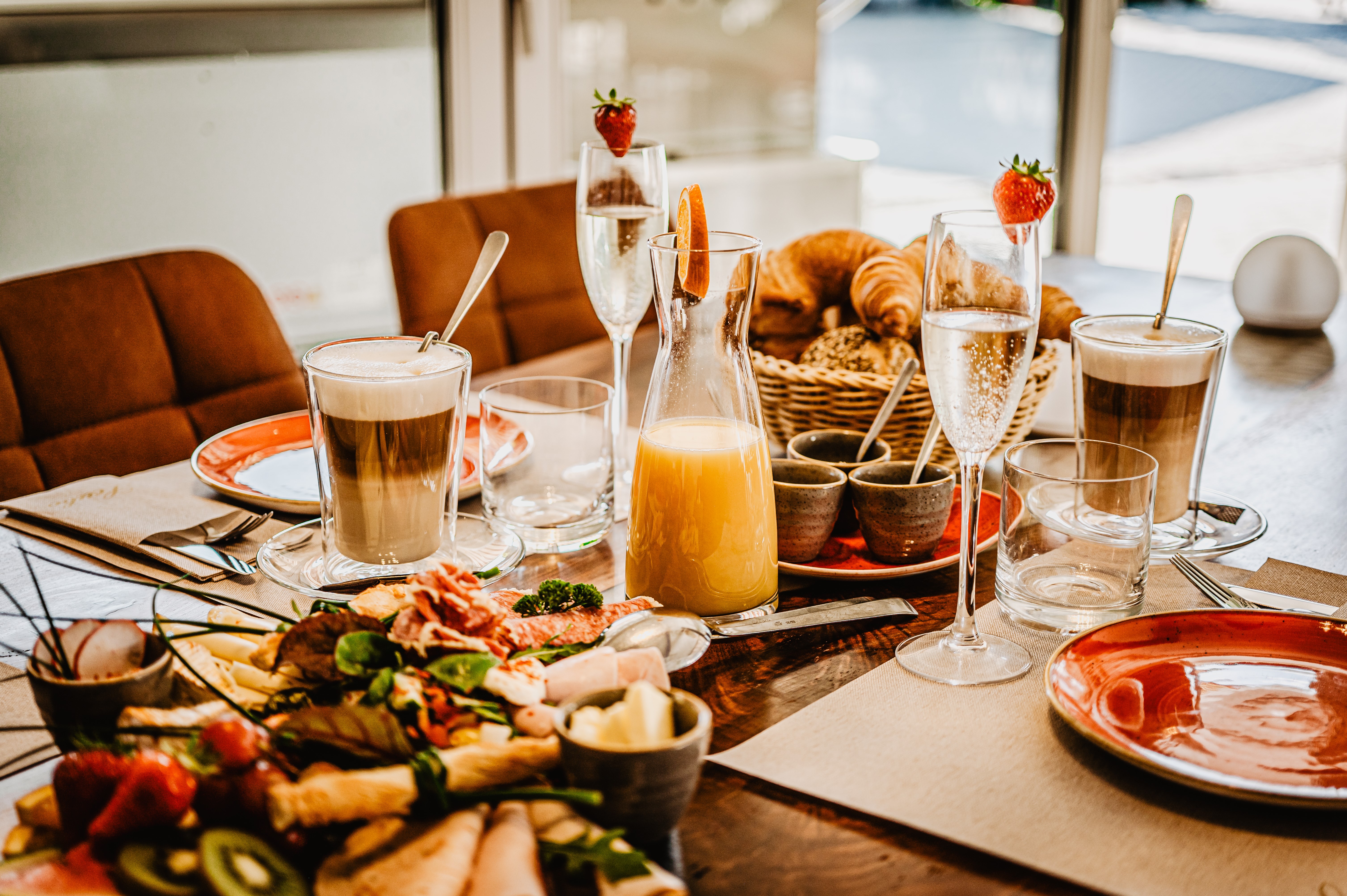 Frühstückstisch mit Prosecco